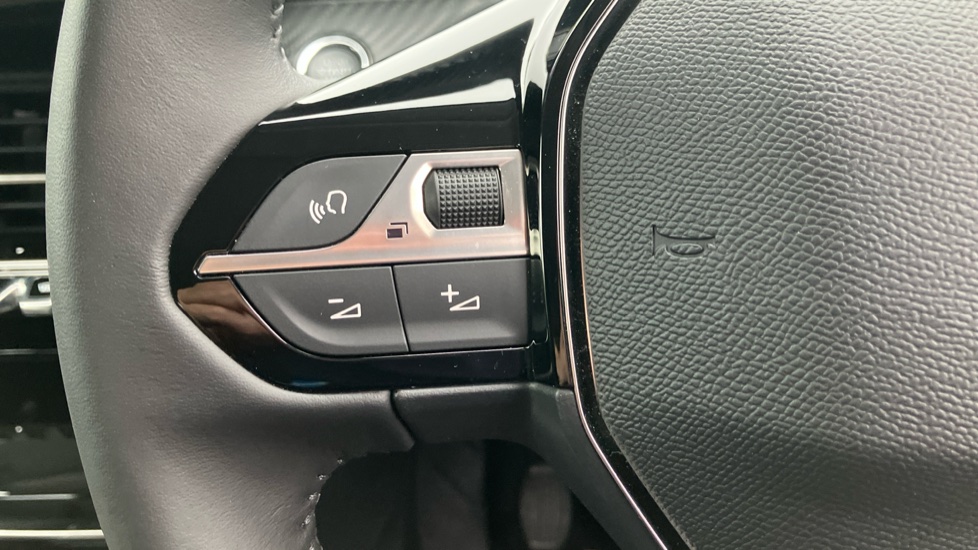 Peugeot 208 1.2 PureTech 100 Allure 5dr Petrol Hatchback - Image 32