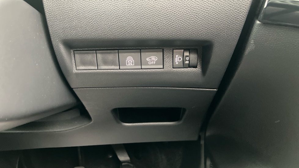 Peugeot 208 1.2 PureTech 100 Allure 5dr Petrol Hatchback - Image 37