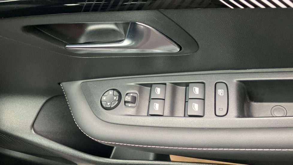 Peugeot 208 1.2 PureTech 100 Allure 5dr Petrol Hatchback - Image 39