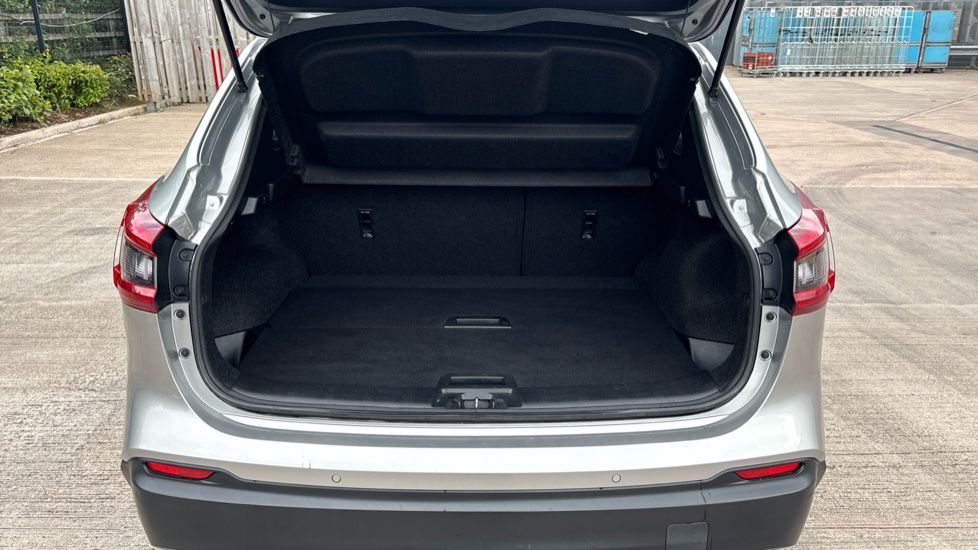 Nissan Qashqai 1.5 dCi N-Connecta 5dr Diesel Hatchback - Image 4