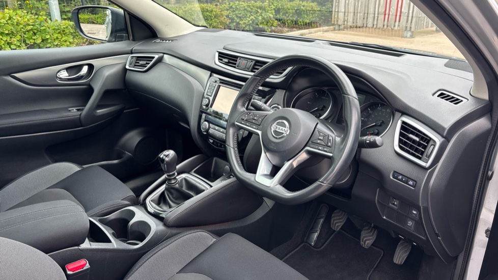 Nissan Qashqai 1.5 dCi N-Connecta 5dr Diesel Hatchback - Image 11