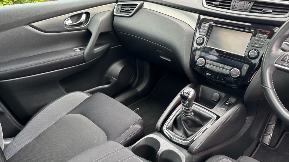 Nissan Qashqai 1.5 dCi N-Connecta 5dr Diesel Hatchback - Image 14