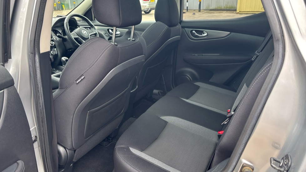 Nissan Qashqai 1.5 dCi N-Connecta 5dr Diesel Hatchback - Image 16