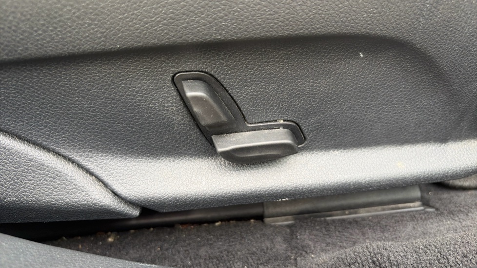 Mercedes-Benz C-Class C200 AMG Line Premium 5dr 9G-Tronic Petrol Estate - Image 36