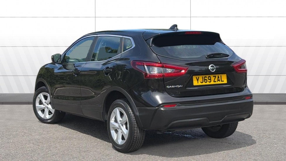 Nissan Qashqai 1.3 DiG-T Acenta Premium 5dr Petrol Hatchback - Image 2