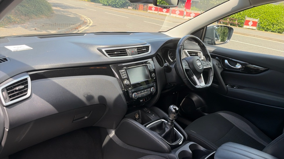 Nissan Qashqai 1.3 DiG-T Acenta Premium 5dr Petrol Hatchback - Image 9