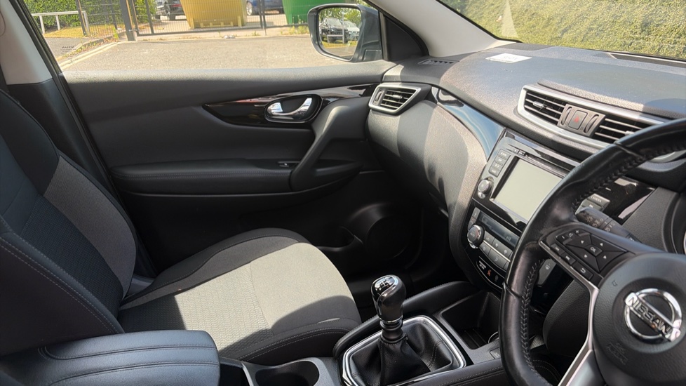 Nissan Qashqai 1.3 DiG-T Acenta Premium 5dr Petrol Hatchback - Image 14