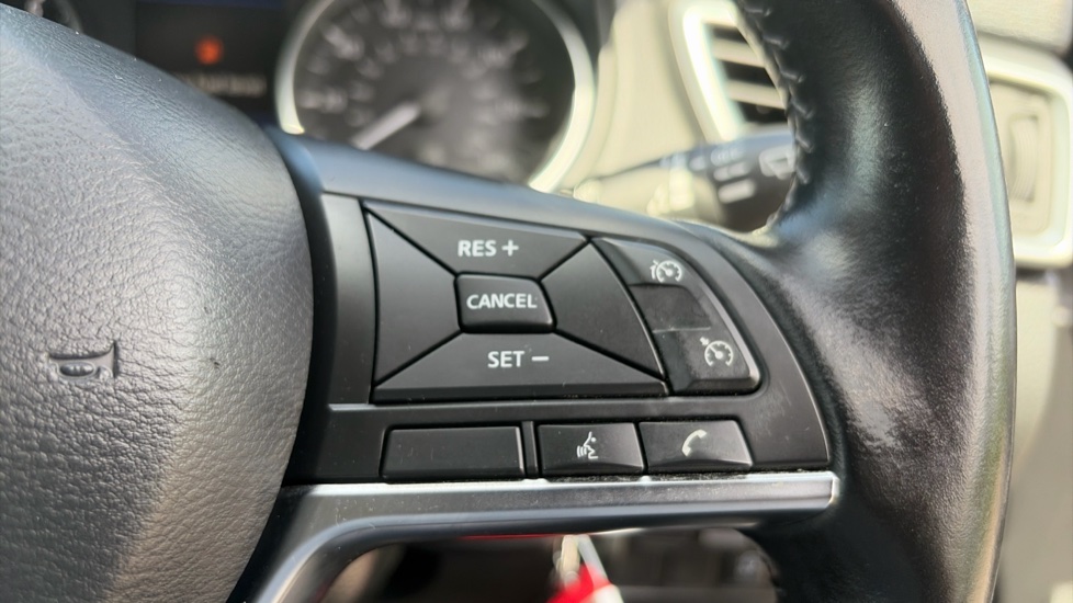 Nissan Qashqai 1.3 DiG-T Acenta Premium 5dr Petrol Hatchback - Image 31
