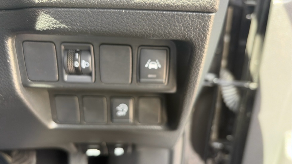 Nissan Qashqai 1.3 DiG-T Acenta Premium 5dr Petrol Hatchback - Image 32