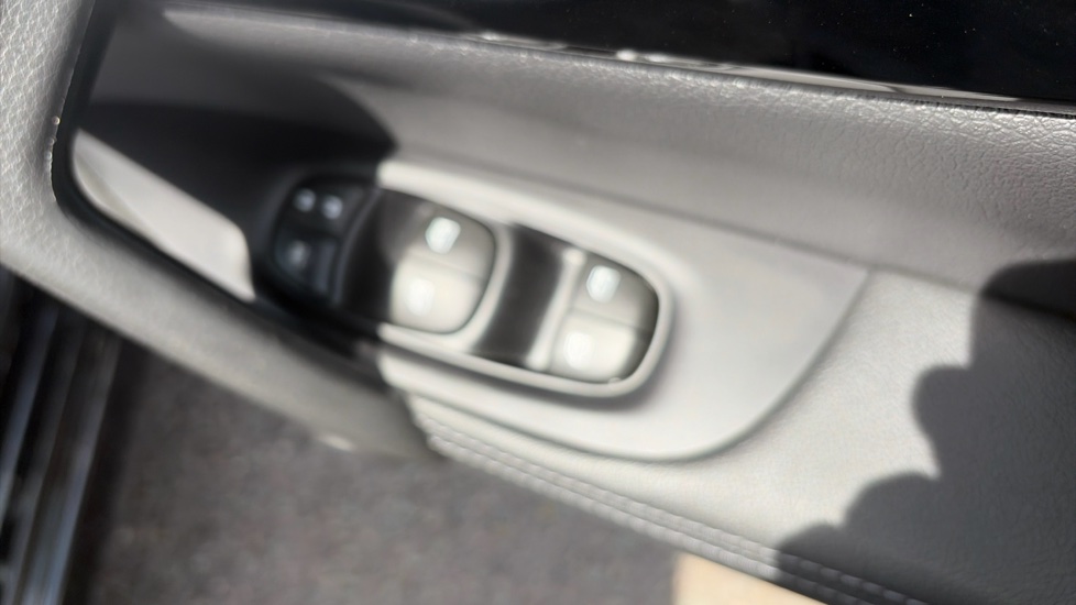 Nissan Qashqai 1.3 DiG-T Acenta Premium 5dr Petrol Hatchback - Image 33