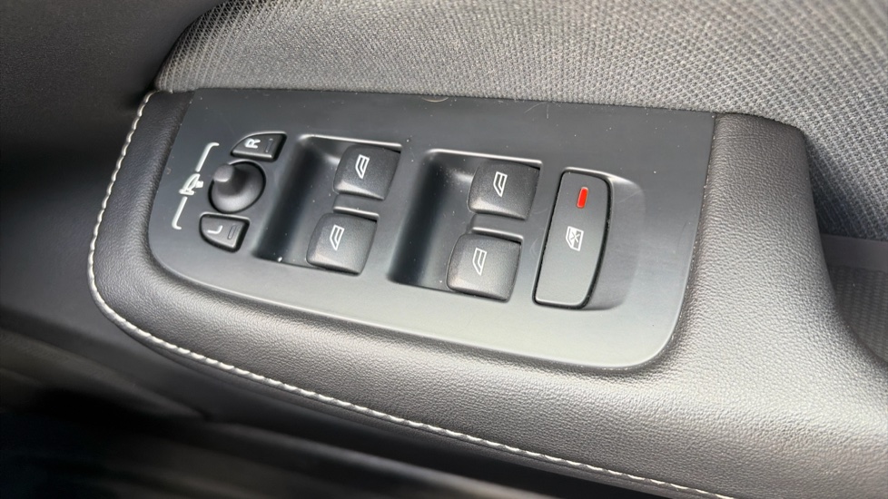 Volvo S60 2.0 T5 R DESIGN Plus 4dr Auto Petrol Saloon - Image 36