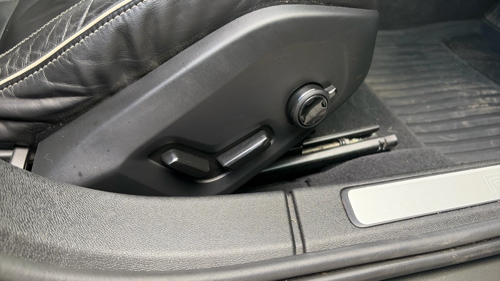 Volvo S60 2.0 T5 R DESIGN Plus 4dr Auto Petrol Saloon - Image 37