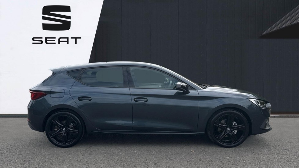 SEAT Leon 1.5 eTSI 150 FR Black Edition 5dr DSG [DAP] Petrol Hatchback - Image 4