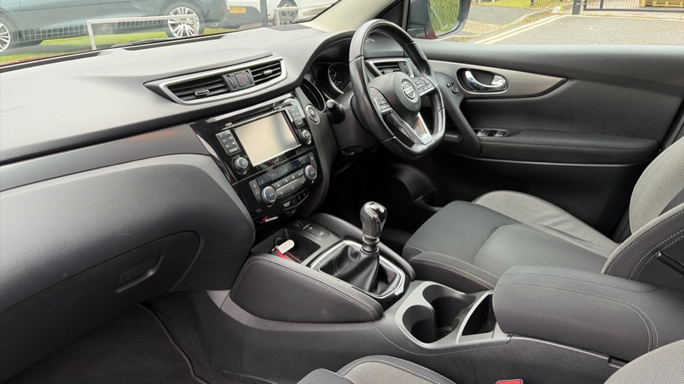 Nissan Qashqai 1.2 DiG-T N-Connecta 5dr Petrol Hatchback - Image 2