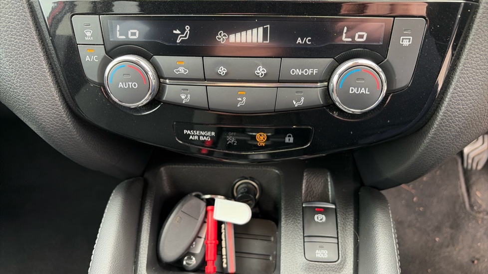 Nissan Qashqai 1.2 DiG-T N-Connecta 5dr Petrol Hatchback - Image 13