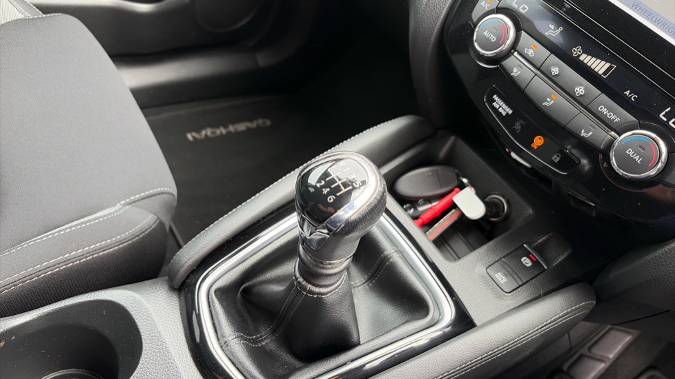 Nissan Qashqai 1.2 DiG-T N-Connecta 5dr Petrol Hatchback - Image 14