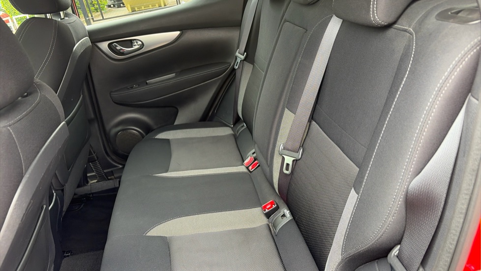 Nissan Qashqai 1.2 DiG-T N-Connecta 5dr Petrol Hatchback - Image 15
