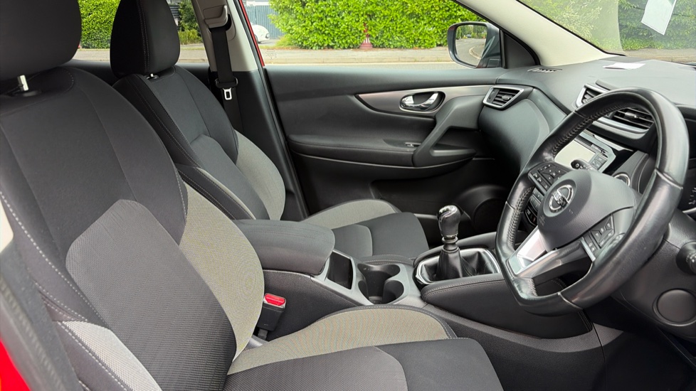 Nissan Qashqai 1.2 DiG-T N-Connecta 5dr Petrol Hatchback - Image 16