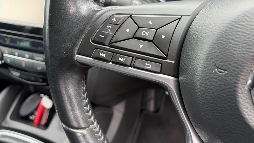 Nissan Qashqai 1.2 DiG-T N-Connecta 5dr Petrol Hatchback - Image 17