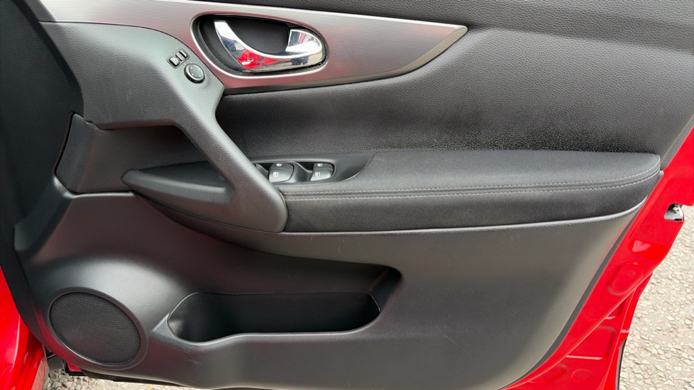 Nissan Qashqai 1.2 DiG-T N-Connecta 5dr Petrol Hatchback - Image 19
