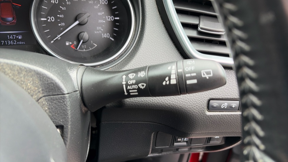 Nissan Qashqai 1.2 DiG-T N-Connecta 5dr Petrol Hatchback - Image 31