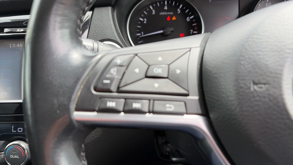 Nissan Qashqai 1.2 DiG-T N-Connecta 5dr Petrol Hatchback - Image 32