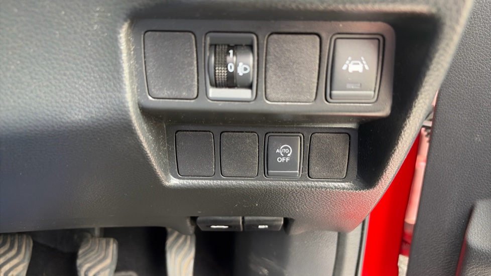 Nissan Qashqai 1.2 DiG-T N-Connecta 5dr Petrol Hatchback - Image 34