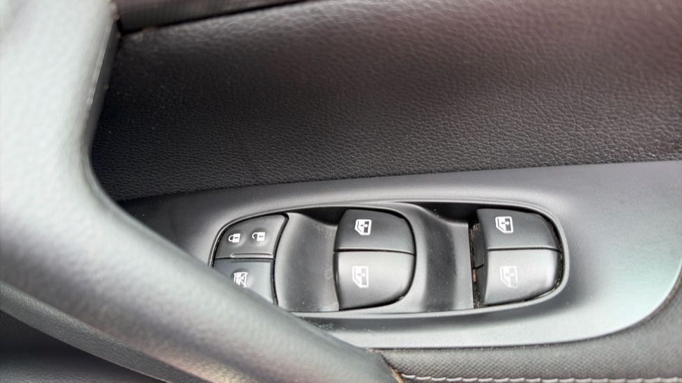 Nissan Qashqai 1.2 DiG-T N-Connecta 5dr Petrol Hatchback - Image 35