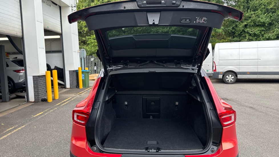 Volvo XC40 2.0 T5 Inscription Pro 5dr AWD Geartronic Petrol Estate - Image 4