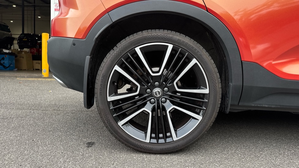 Volvo XC40 2.0 T5 Inscription Pro 5dr AWD Geartronic Petrol Estate - Image 7