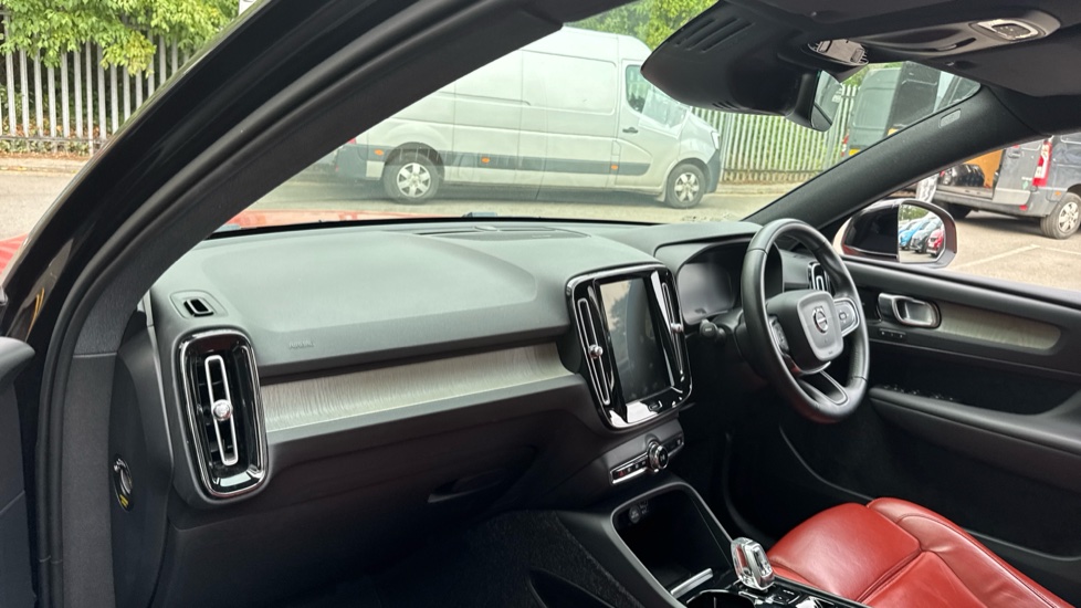 Volvo XC40 2.0 T5 Inscription Pro 5dr AWD Geartronic Petrol Estate - Image 9