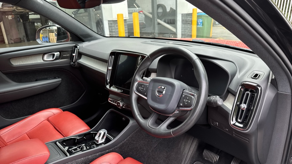 Volvo XC40 2.0 T5 Inscription Pro 5dr AWD Geartronic Petrol Estate - Image 11