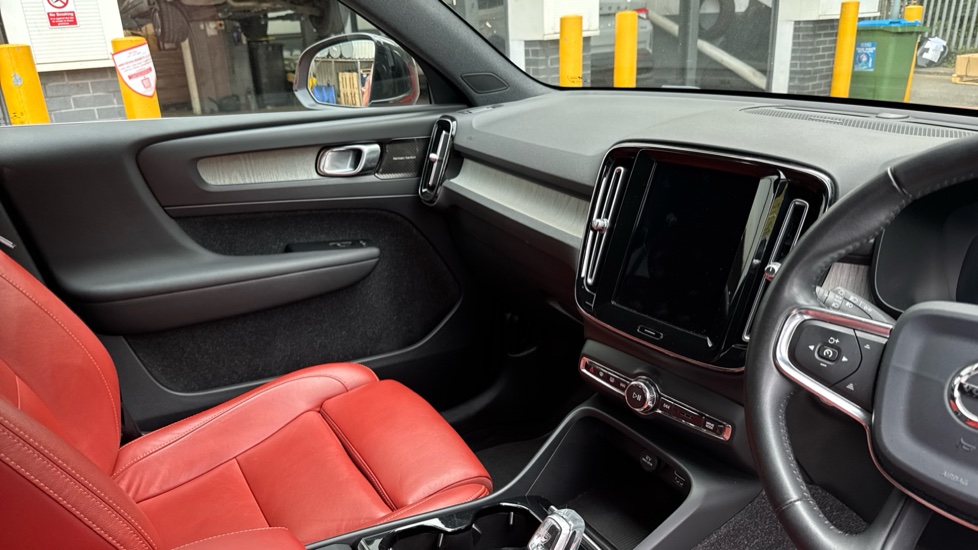 Volvo XC40 2.0 T5 Inscription Pro 5dr AWD Geartronic Petrol Estate - Image 14