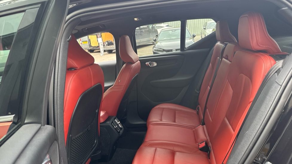 Volvo XC40 2.0 T5 Inscription Pro 5dr AWD Geartronic Petrol Estate - Image 16