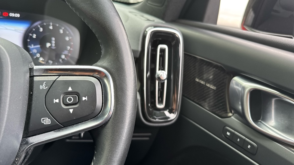 Volvo XC40 2.0 T5 Inscription Pro 5dr AWD Geartronic Petrol Estate - Image 22