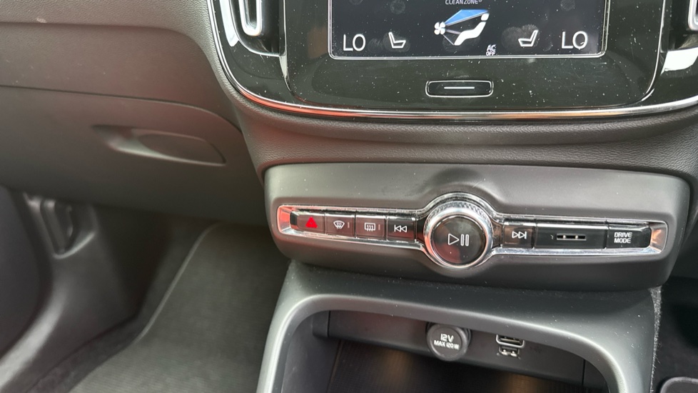 Volvo XC40 2.0 T5 Inscription Pro 5dr AWD Geartronic Petrol Estate - Image 24
