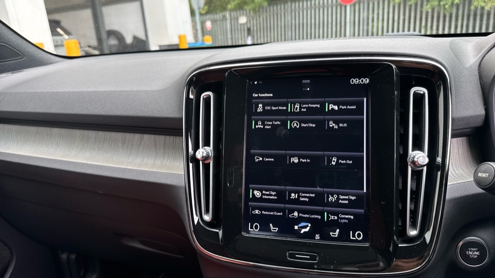 Volvo XC40 2.0 T5 Inscription Pro 5dr AWD Geartronic Petrol Estate - Image 26