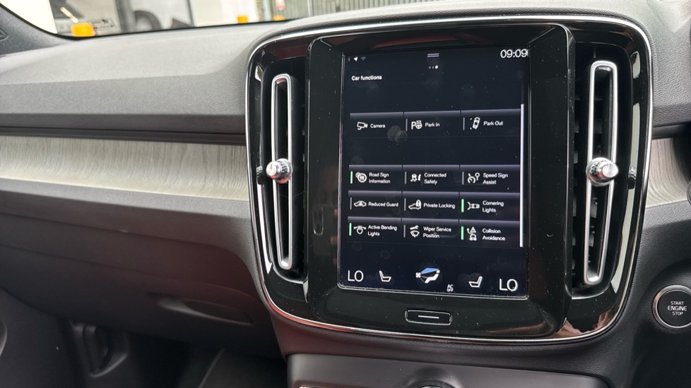 Volvo XC40 2.0 T5 Inscription Pro 5dr AWD Geartronic Petrol Estate - Image 27