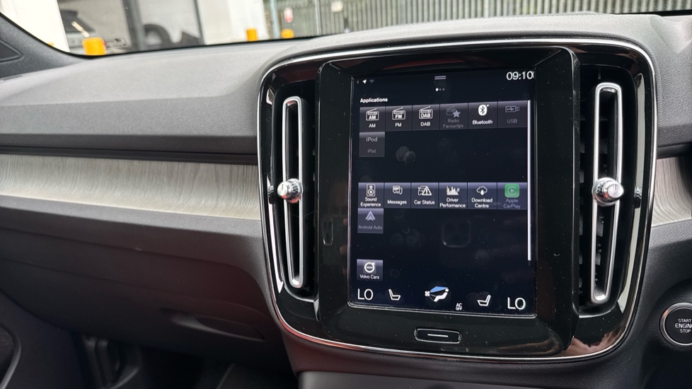 Volvo XC40 2.0 T5 Inscription Pro 5dr AWD Geartronic Petrol Estate - Image 28