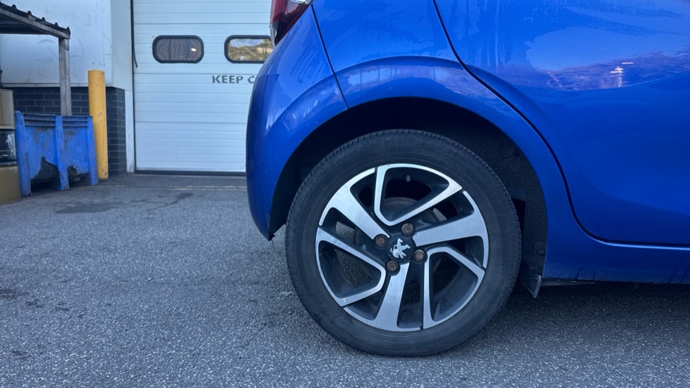Peugeot 108 1.0 72 Allure 5dr Petrol Hatchback - Image 7