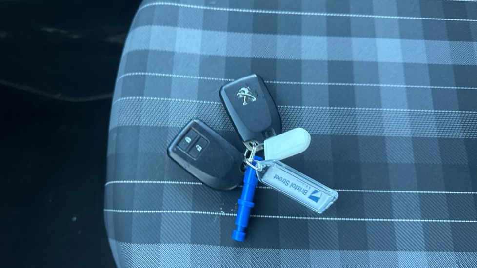 Peugeot 108 1.0 72 Allure 5dr Petrol Hatchback - Image 19