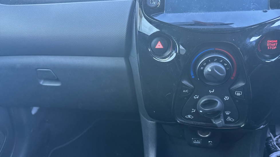 Peugeot 108 1.0 72 Allure 5dr Petrol Hatchback - Image 23