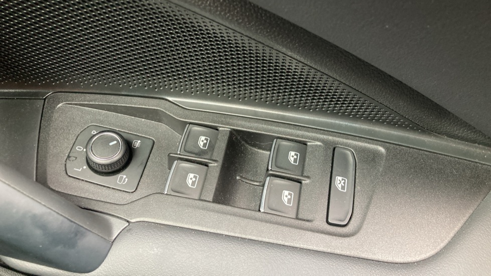 Volkswagen Tayron 1.5 TSI eHybrid Elegance 5dr DSG6 Estate - Image 23