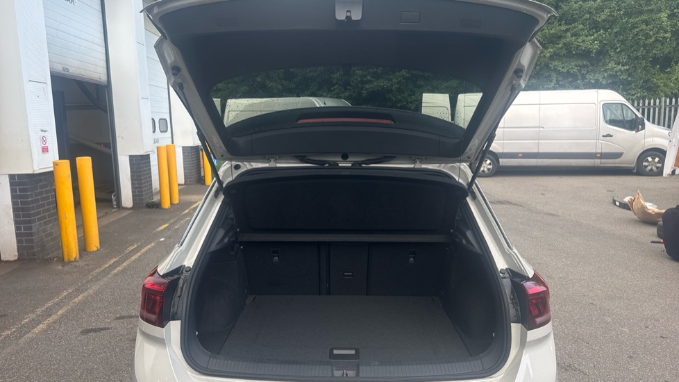 Volkswagen T-Roc 2.0 TDI 150 4MOTION R-Line 5dr DSG Diesel Hatchback - Image 4