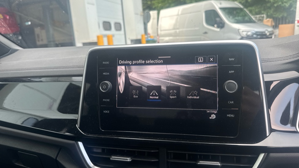 Volkswagen T-Roc 2.0 TDI 150 4MOTION R-Line 5dr DSG Diesel Hatchback - Image 29