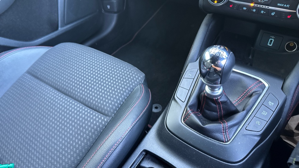 Ford Focus 1.0 EcoBoost Hybrid mHEV 155 ST-Line X Edition 5dr Petrol Hatchback - Image 13