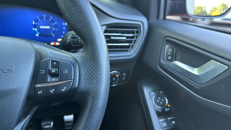 Ford Focus 1.0 EcoBoost Hybrid mHEV 155 ST-Line X Edition 5dr Petrol Hatchback - Image 22