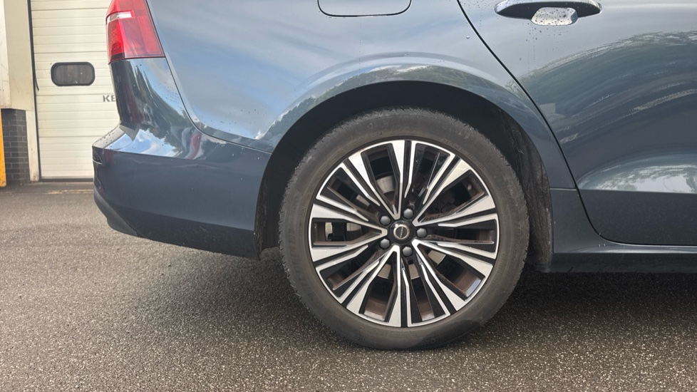Volvo V60 2.0 B3P Core 5dr Auto [7 speed] Petrol Estate - Image 7