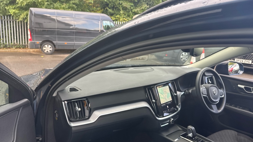 Volvo V60 2.0 B3P Core 5dr Auto [7 speed] Petrol Estate - Image 9