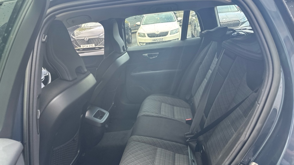 Volvo V60 2.0 B3P Core 5dr Auto [7 speed] Petrol Estate - Image 16